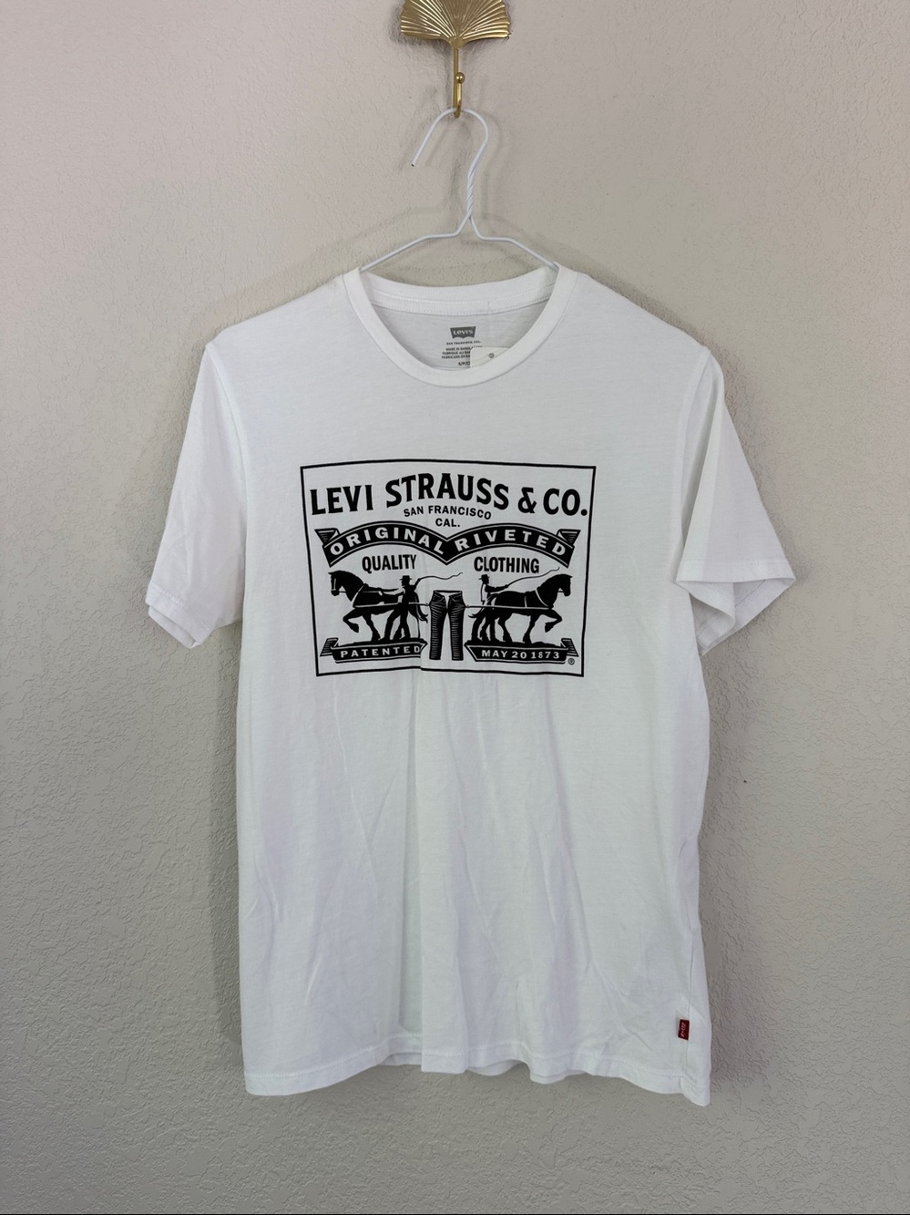 New Levi's graphic logo tee